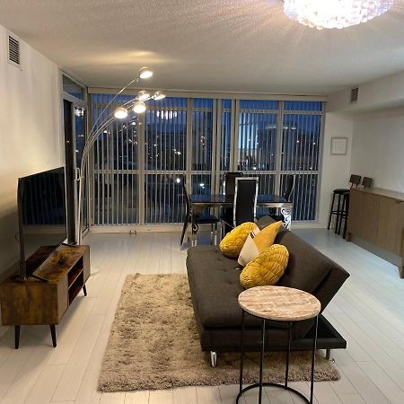 Cozy Open Concept 2Br 2Bath W/Parking -Jays/Cn Apartamento Toronto Exterior foto