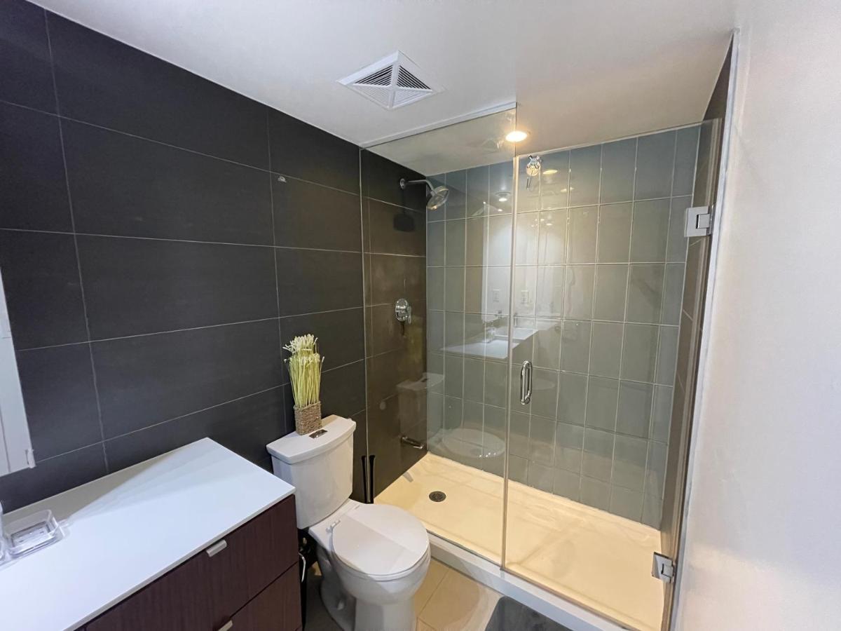 Cozy Open Concept 2Br 2Bath W/Parking -Jays/Cn Apartamento Toronto Exterior foto